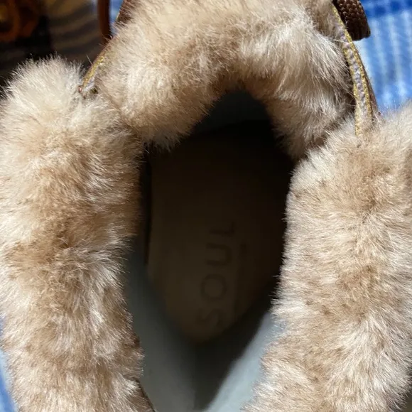 NIB fuzzy lace up boots. Women’s 10