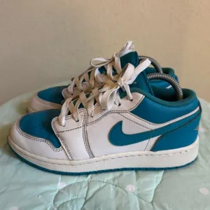 Nike  Air Jordan 1 Low Style 553560-174 Big Kids Size 4.5