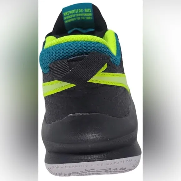 Nike Boy's Team Hustle D 10 (Big Kid ) Tennis size 6