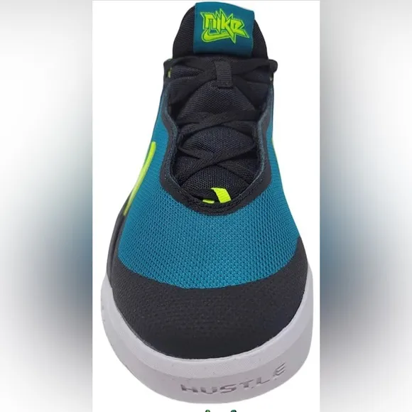 Nike Boy's Team Hustle D 10 (Big Kid ) Tennis size 6