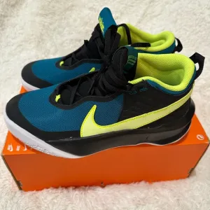 Nike Boy's Team Hustle D 10 (Big Kid ) Tennis size 6