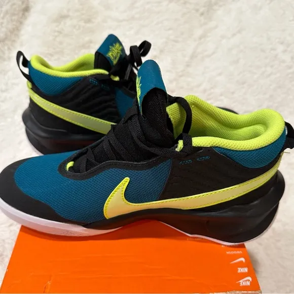 Nike Boy's Team Hustle D 10 (Big Kid ) Tennis size 6