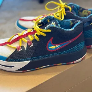Nike Grade School Boys' Kyrie Flytrap 6 Basketball Shoes-Size 7y