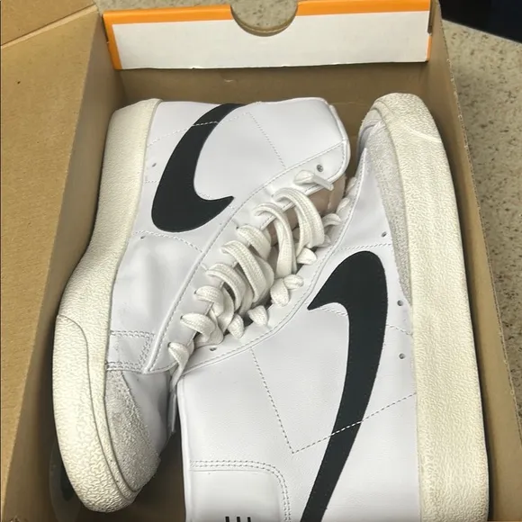 Nike Mens Blazer Mid 77 VNTG White/Black Sneakers