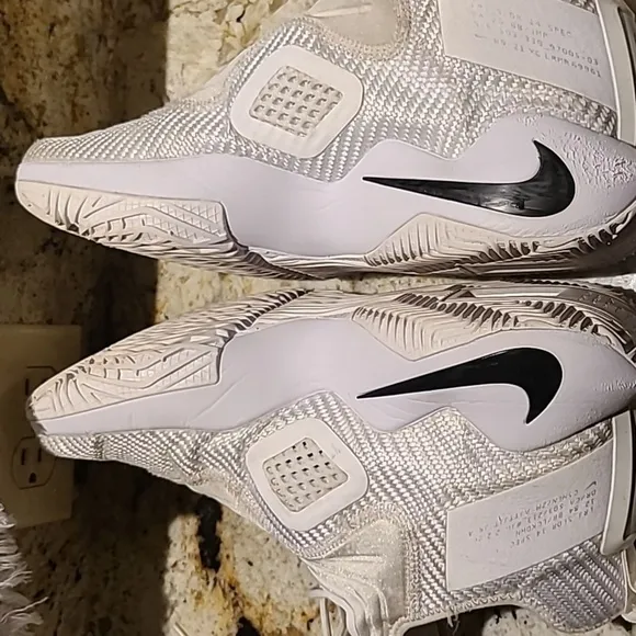 Nike Zoom Air sz 11.5. White GUC. 12/16/20. Nike LeBron James Soldier XIV(#412)