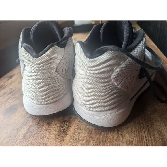 Nike Zoom‎ KD Kevin Durant Basketball Shoes-White/Gray/Black Size 10 Great Cond
