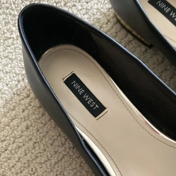 Nine West Lallin Black Point Toe Flats Gold Trim Size 8 Women’s Leather Like New
