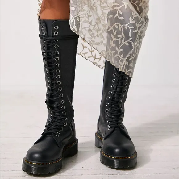 NWB Dr. Martens Sz 6 1b60 Bex Lace Up Boot Black