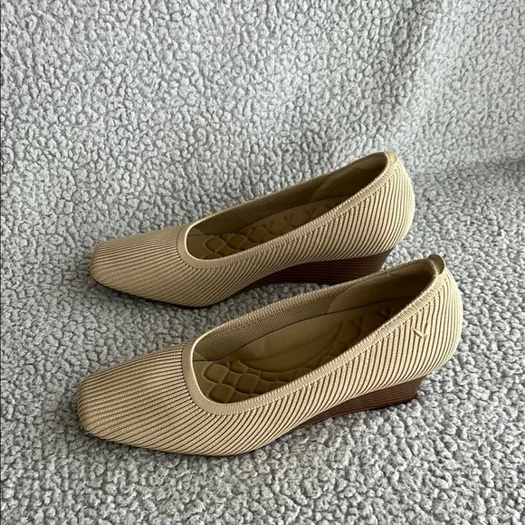 NWOB $119 Vivaia Melody Chunky Square Toe Comfort Heels-Nude Peach