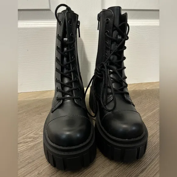 NWOB Dolls Kill / Current Mood Everyone’s A Critic Combat Boots