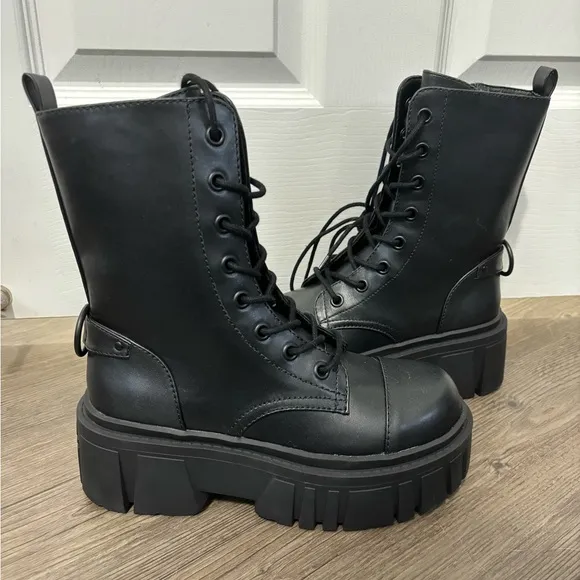 NWOB Dolls Kill / Current Mood Everyone’s A Critic Combat Boots