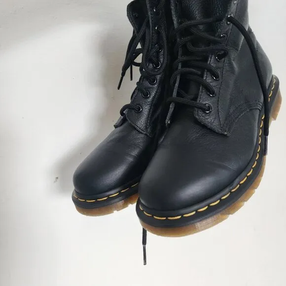 NWOB Dr Marten Pascal Boots US 8 UK 6 Combat 8 Eye JY004 Soft Leather