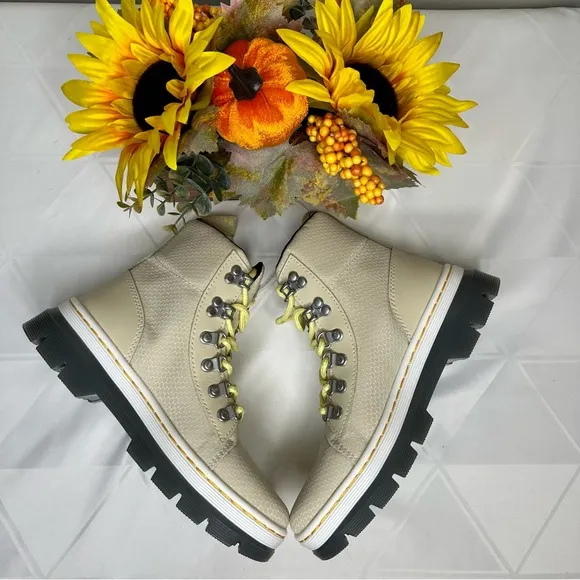 NWOB Dr. Martens Women's Parchment Beige Combs W Eye Combat Style Boots Size 6