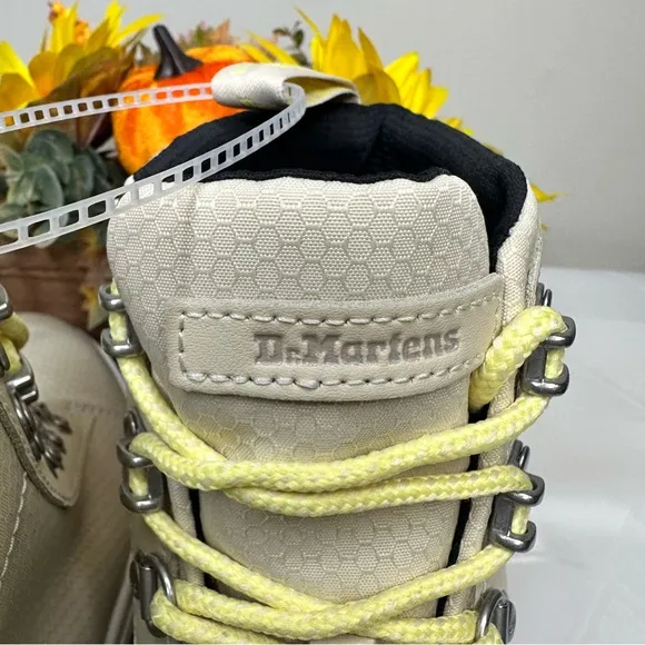 NWOB Dr. Martens Women's Parchment Beige Combs W Eye Combat Style Boots Size 6