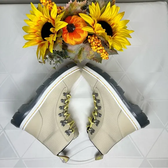 NWOB Dr. Martens Women's Parchment Beige Combs W Eye Combat Style Boots Size 6