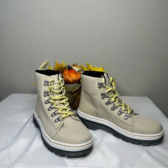 NWOB Dr. Martens Women's Parchment Beige Combs W Eye Combat Style Boots Size 6