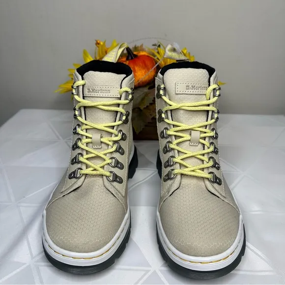 NWOB Dr. Martens Women's Parchment Beige Combs W Eye Combat Style Boots Size 6