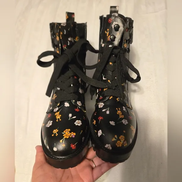 NWOT Gues Floral Combat Boots Women's Size 7M