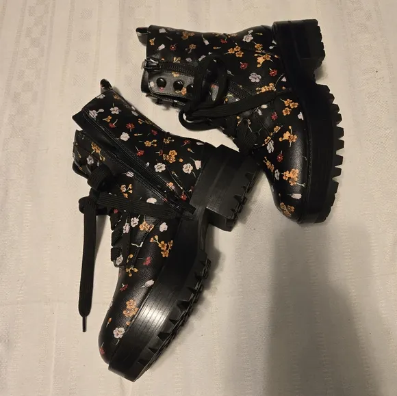 NWOT Gues Floral Combat Boots Women's Size 7M