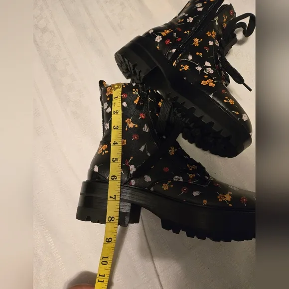 NWOT Gues Floral Combat Boots Women's Size 7M