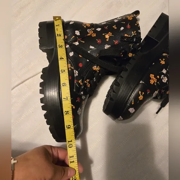 NWOT Gues Floral Combat Boots Women's Size 7M