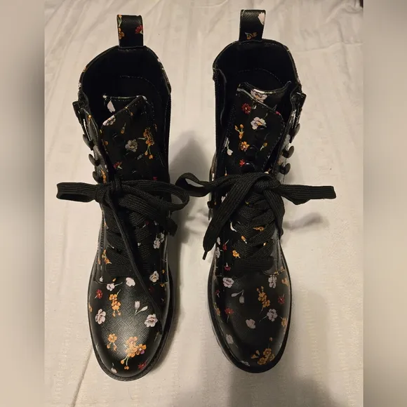NWOT Gues Floral Combat Boots Women's Size 7M
