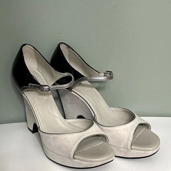 NWOT Tod’s open toe wedges