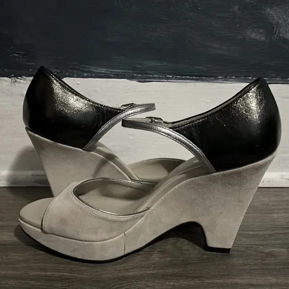 NWOT Tod’s open toe wedges