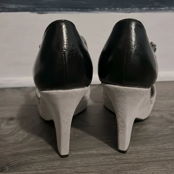 NWOT Tod’s open toe wedges