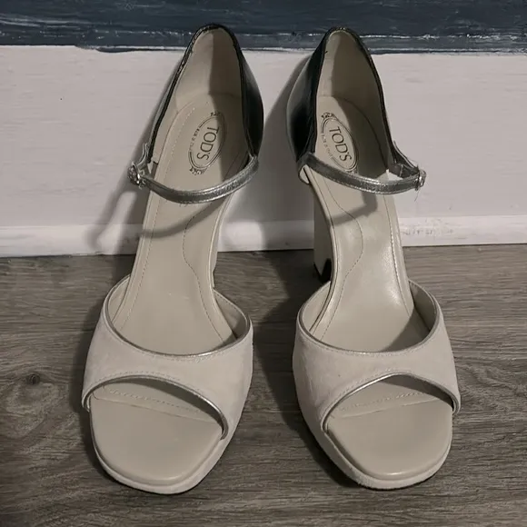 NWOT Tod’s open toe wedges