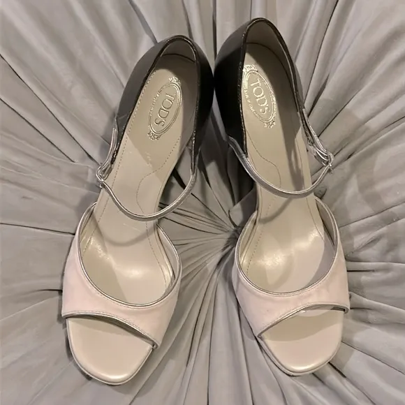 NWOT Tod’s open toe wedges