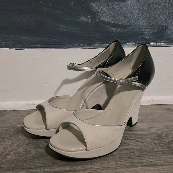 NWOT Tod’s open toe wedges