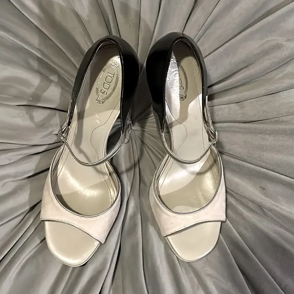 NWOT Tod’s open toe wedges