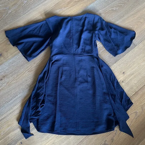 NWOT VINCE CAMUTO Washer Tie Waist Crepe Dress In Navy