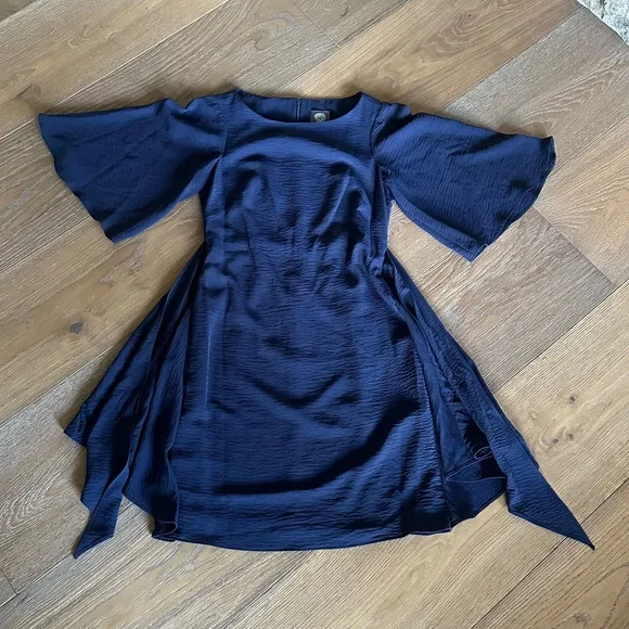 NWOT VINCE CAMUTO Washer Tie Waist Crepe Dress In Navy