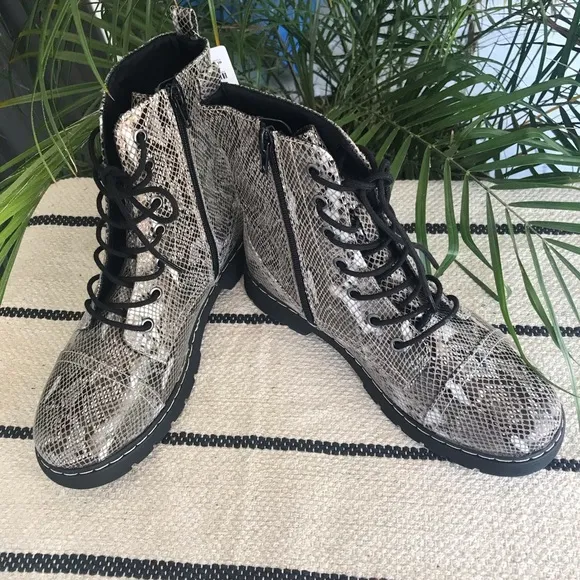 NWT AZ Queen Natural Multi Lace Up Boots