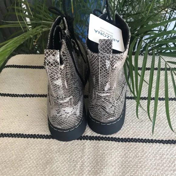 NWT AZ Queen Natural Multi Lace Up Boots