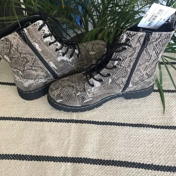 NWT AZ Queen Natural Multi Lace Up Boots