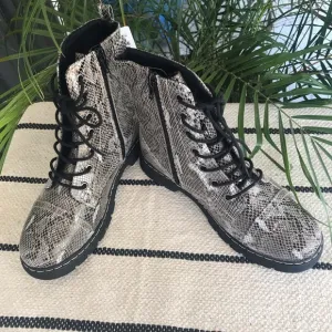 NWT AZ Queen Natural Multi Lace Up Boots