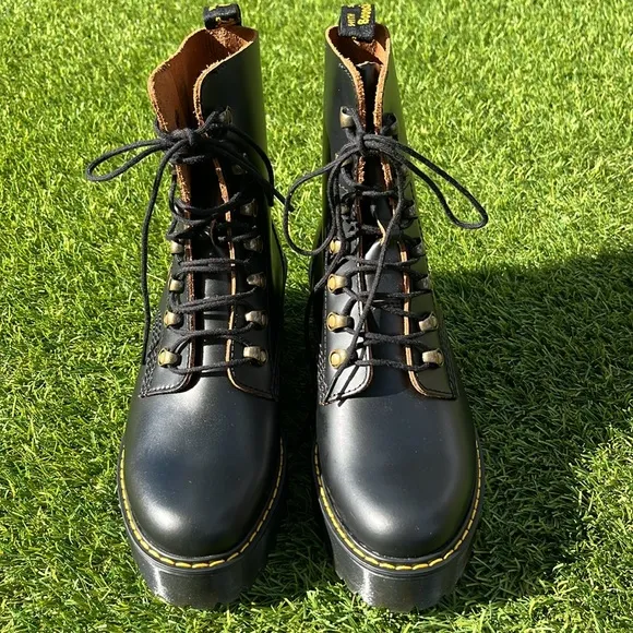 NWT Dr. Marten Leona Lace Up Boots