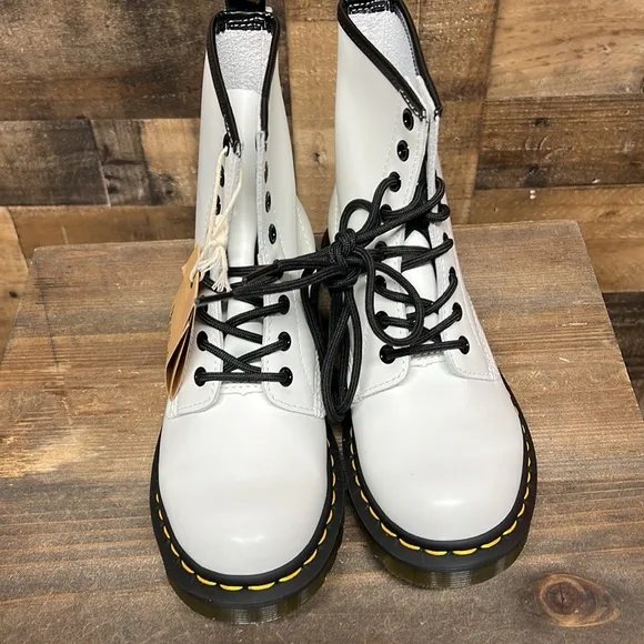 NWT Dr Martens 8 Eye Lace‎ White Leather Combat Boots Women's Size 6