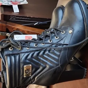 NWT GUESS Boots with lace up platform heel Black sz 8.5
