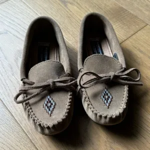 NWT Manitobah Mukluks - Canoe Suede Mocassin‎ - Oak Colour - Ladies 6