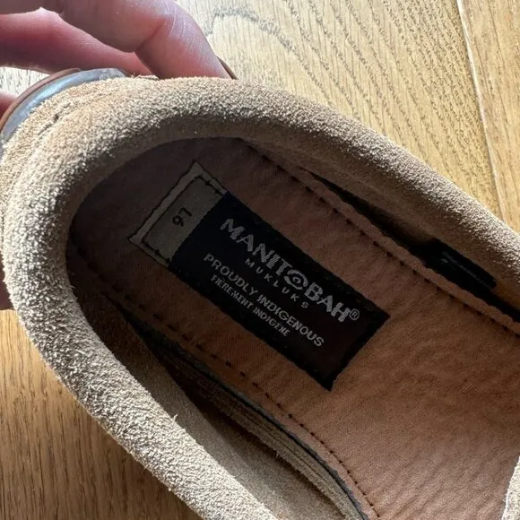 NWT Manitobah Mukluks - Canoe Suede Mocassin‎ - Oak Colour - Ladies 6