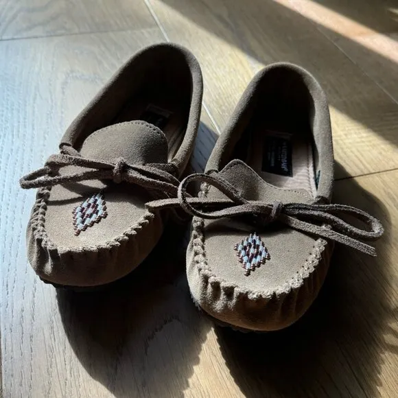 NWT Manitobah Mukluks - Canoe Suede Mocassin‎ - Oak Colour - Ladies 6