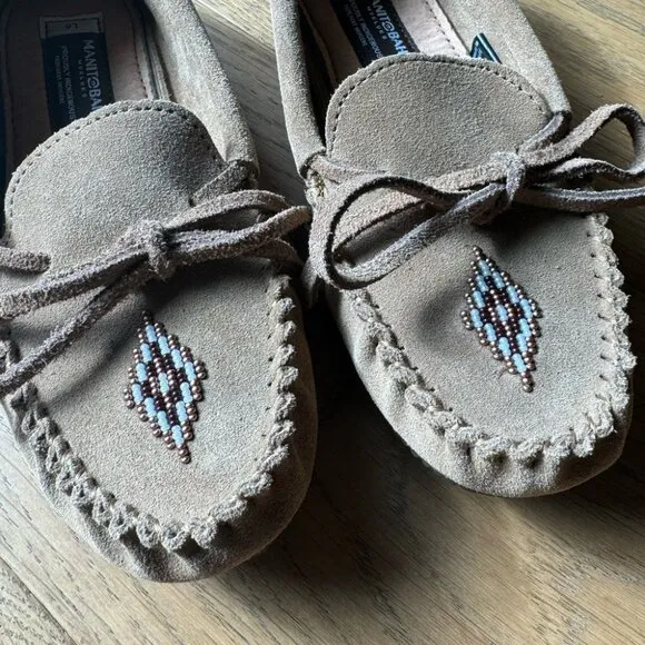 NWT Manitobah Mukluks - Canoe Suede Mocassin‎ - Oak Colour - Ladies 6