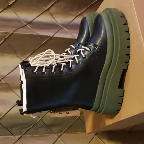 NWT- Steve Madden ‘Mansel’ Lug Sole Combat Boots