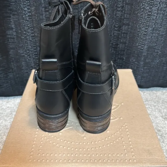 NWT Taos Crave Black Leather Lace-Up Boots