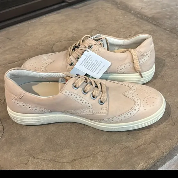 NWT! Women’s Ecco Hydromax Hybrid Wingtip Golf Shoes. Size 6-6.5 MSRP $170.00.