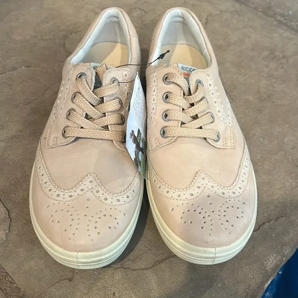 NWT! Women’s Ecco Hydromax Hybrid Wingtip Golf Shoes. Size 6-6.5 MSRP $170.00.